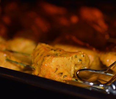 Skru ovnen op på maksimal varme, vælg grill-indstillingen og placer kyllingen lige under grill-elementet.