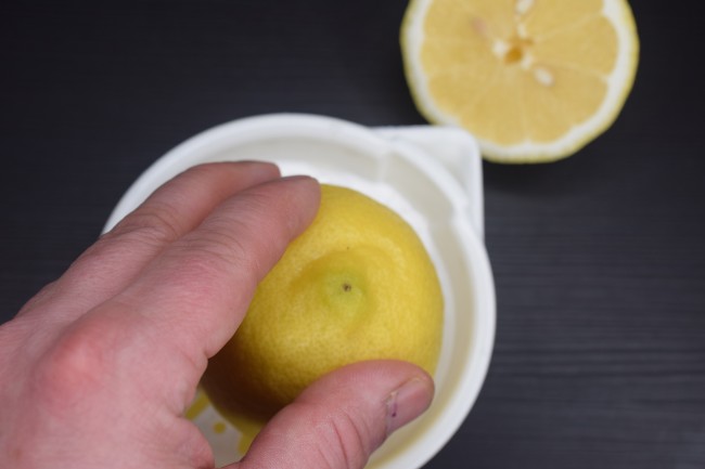 Pres saften fra en hel citron